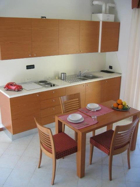 Residence Il Rampicante Monticelli Terme Rum bild